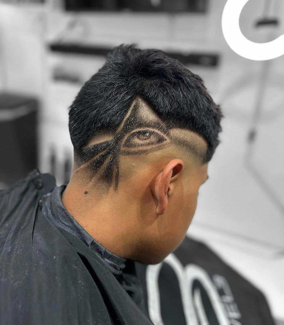 Diseño realista de un ojo realizado en el cabello